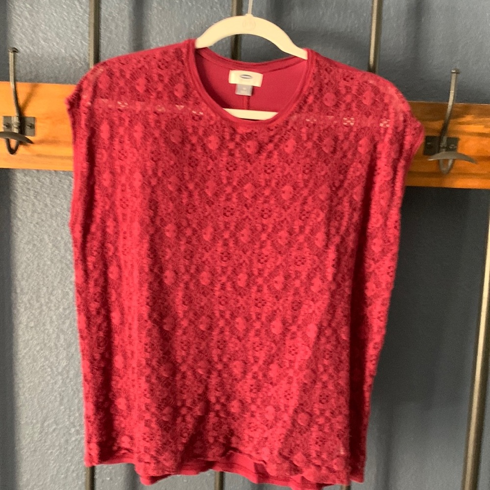 Sleeveless maroon shirt.